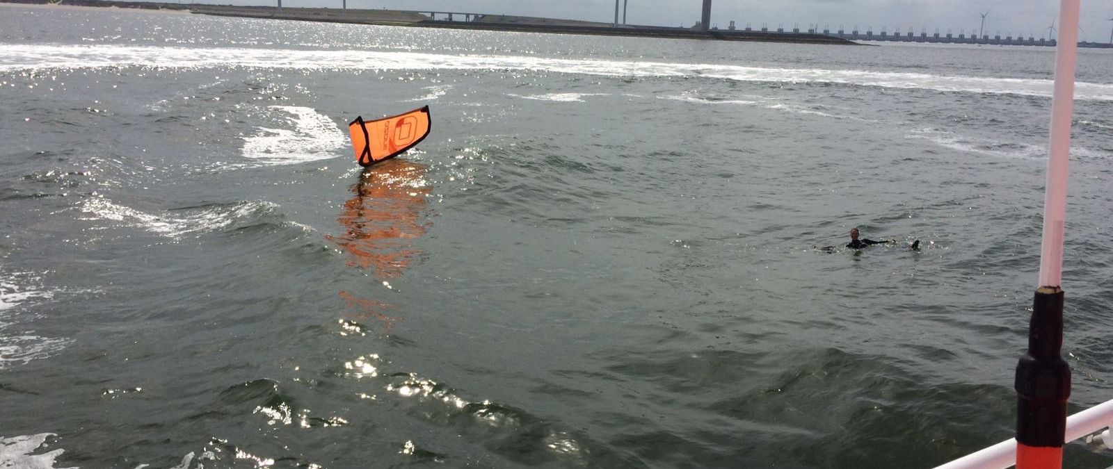 Kitesurfer wordt benaderd